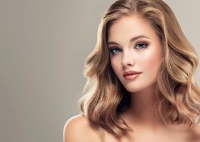 Tunsori pentru păr blond mediu: 5 idei feminine care dau volum, pun lumina în mișcare și îți rafinează trăsăturile