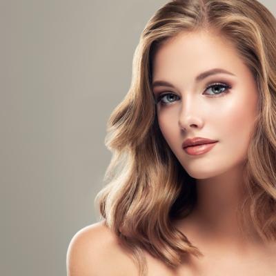 Tunsori pentru păr blond mediu: 5 idei feminine care dau volum, pun lumina în mișcare și îți rafinează trăsăturile