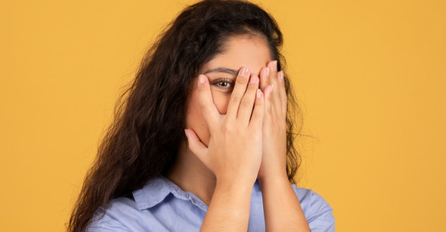 E normal ca femeia să se rușineze de bărbat când ajung în dormitor?