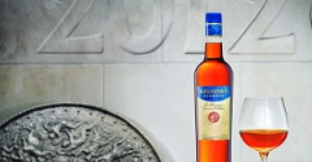 Calendarul Alexandrion 2012: Senzualitatea zeitei Catrinel Menghia si povestea muzelor Greciei Antice