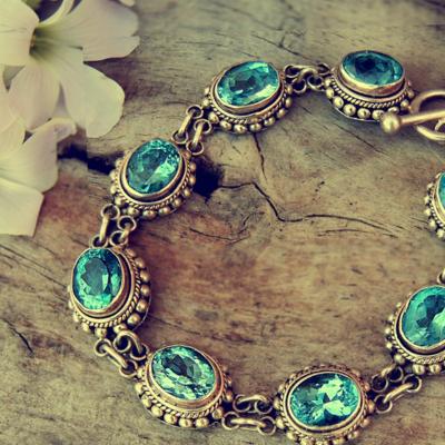 Bijuterii-statement in culoarea anului - greenery