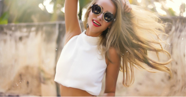 Reduceri finale de sezon: topuri pentru un look lejer 