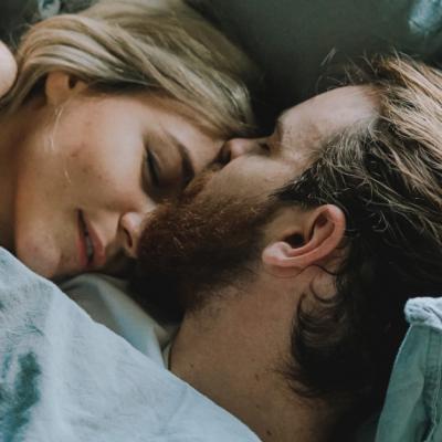 Așteaptă bărbatul care te ia în brațe în timpul nopții și te sărută pe frunte când dormi
