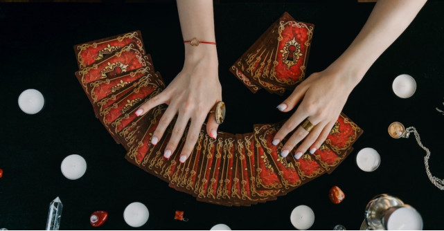 Cartile de Tarot: Care sunt si ce stim despre ele?