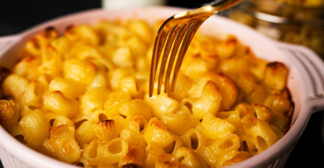 Reteta copilariei: Macaroane cu branza la cuptor