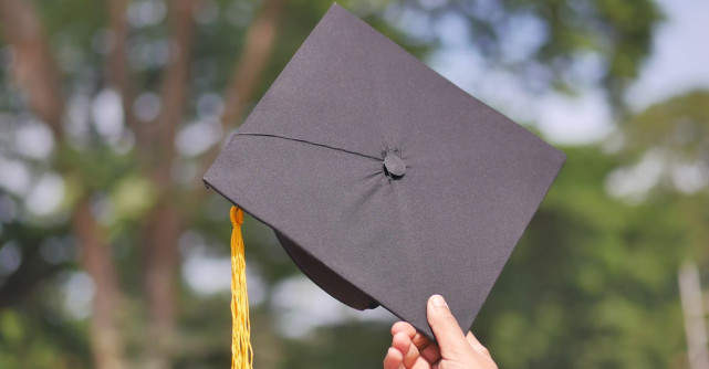 La 82 de ani a luat diploma de liceu: Niciodată nu e prea târziu să studiezi