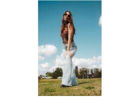 Cum să porți pantaloni evazați: ghid complet pentru un look modern și elegant