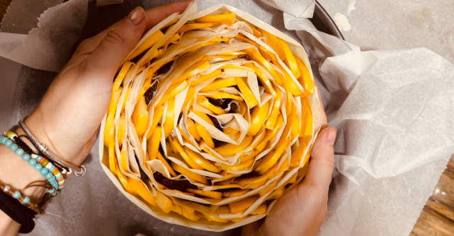 Cea mai simpla reteta pentru cea mai delicioasa placinta cu mere, scortisoara si stafide. Arata ca un trandafir urias