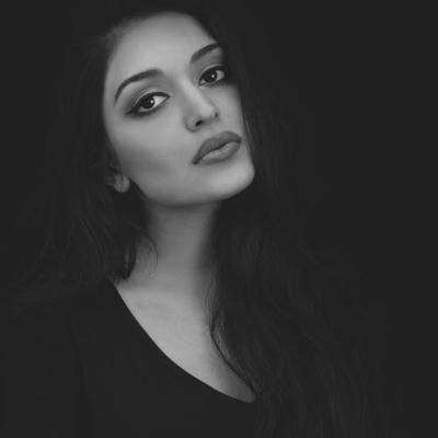 Singură de șase ani, o femeie susține că bărbații se tem de ea pentru că este prea frumoasă