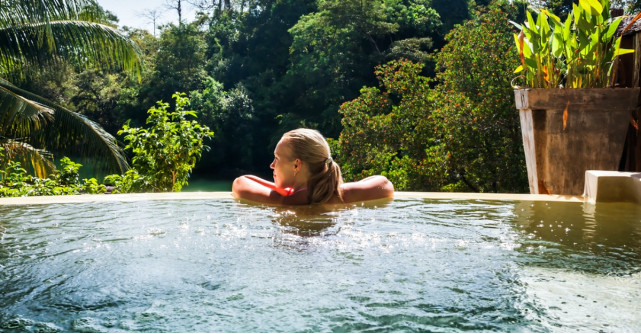 Pregatiri pentru Valentine's Day: Top 5 cele mai spectaculoase Infinity Pools