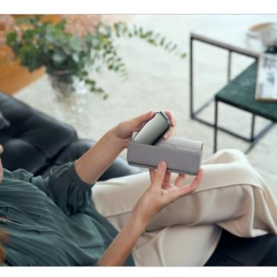 Dimineți perfecte în oraș: o cafea, un zâmbet și un dispozitiv de tutun încălzit.