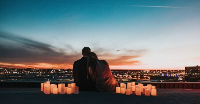 Moduri de a transforma o seară petrecută acasă într-o întâlnire romantică în doi