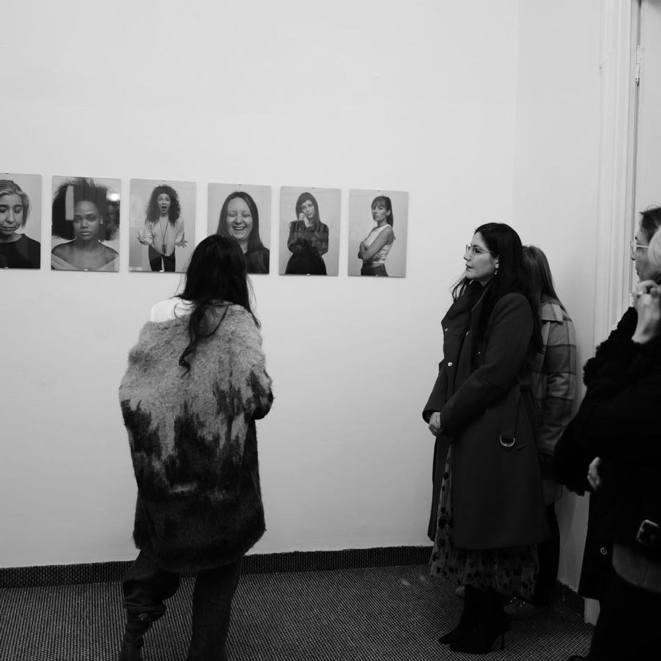 One Woman Countless Emotions: The Heroes Chronicle - O Expoziție Fotografică ce Explorează Trăirea și Exprimarea Emoțiilor
