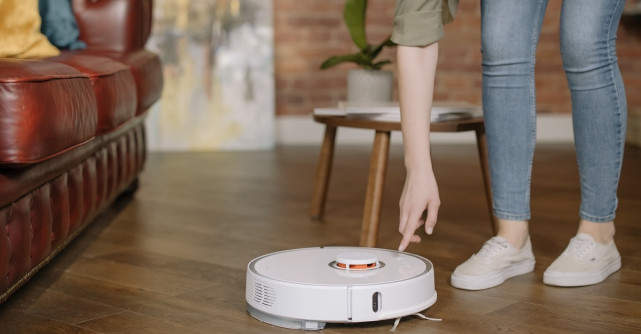 Aspirator robot cu spălare: de ce să-ţi iei unul şi cât de eficient este