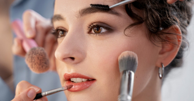 Machiajul de zi vs. machiajul de seară: ce produse alegi pentru fiecare moment?