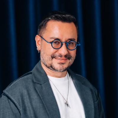 Păr blond sănătos după decolorare: ghid de îngrijire și sfaturi de la Adrian Perjovschi
