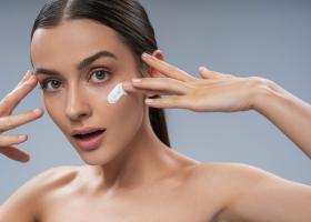 Greșeli în rutina de skincare care îți îmbătrânesc tenul și îți accentuează apariția ridurilor și imperfecțiunilor