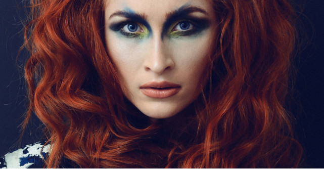 Cum realizezi machiajul cu farduri colorate multiple în acest sezon