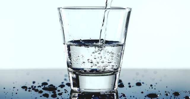 Motivul pentru care nu este bine sa bei apa in timp ce mananci