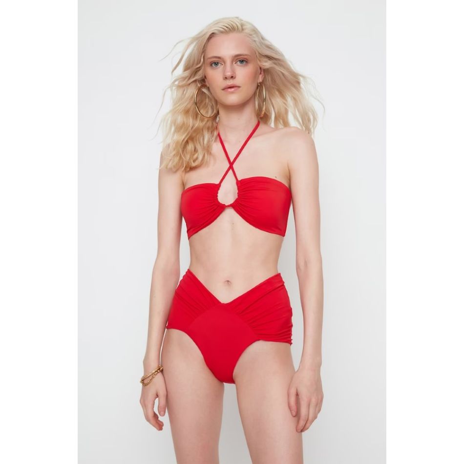 Costumul de baie în două piese: Vedeta verii