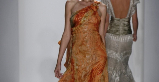 Pretioasa si bine imbracata: Cum se poarta rochia aurie