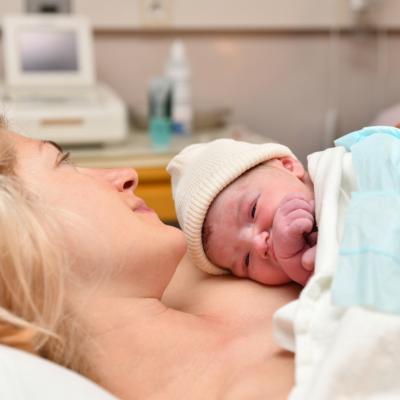 Contactul piele pe piele dupa nastere – importanta si beneficii pentru bebelus