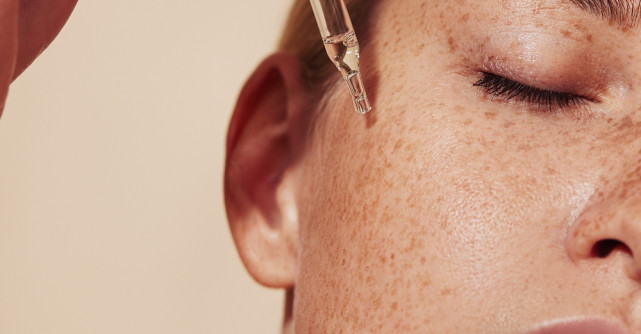 Retinol și retinal: cum le folosești corect fără să-ți iriți pielea. Ghidul complet pentru începătoare