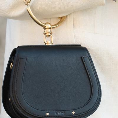 Se poartă gențile minuscule purtate pe antebraț sau de mână