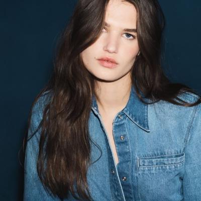 Calvin Klein Jeans redefinește toamna prin senzualitate și energie ludică