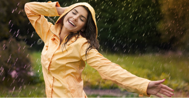 Nu lasa ploaia sa iti strice fericirea! Intampin-o cu super gecile de ploaie!