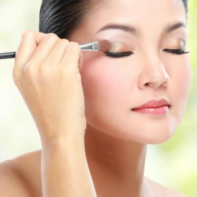 Cum sa te machiezi daca porti lentile