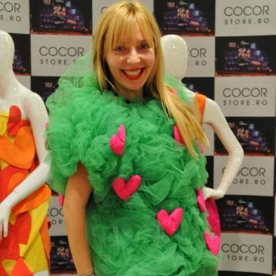 (P) 90 de studenti la Arte si-au prezentat noile creatii in Galeria Designerilor Romani