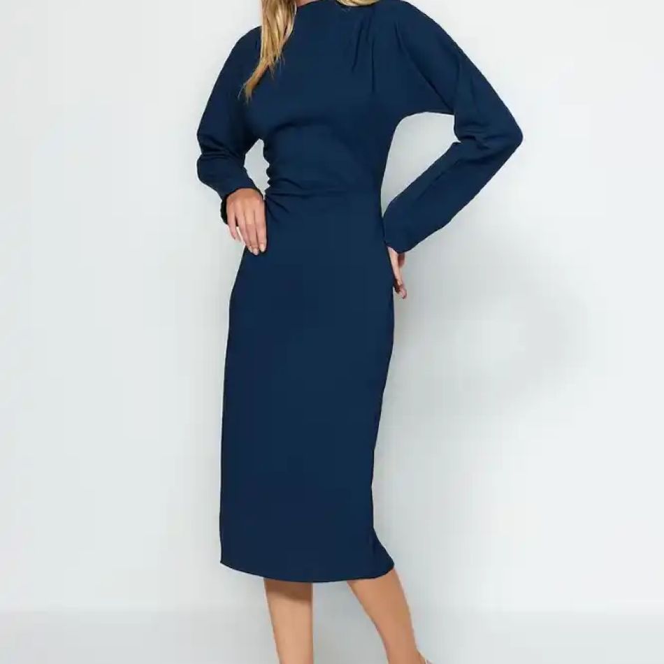 Bleumarin este NOUL negru! 20 de piese vestimentare pentru garderoba ta