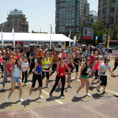 (P) 12 ore de miscare la Festivalul de Fitness World Class de la Bucuresti - 19 mai Piata Victoriei