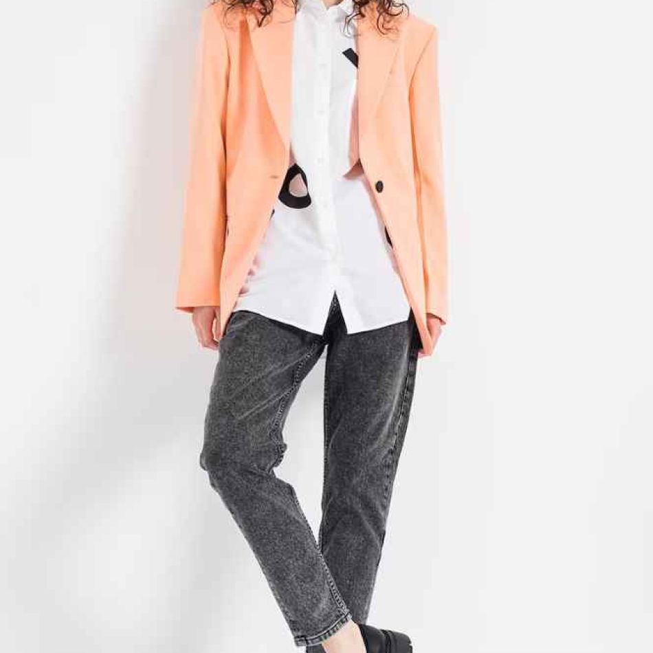 Peach Fuzz: Culoarea anului 2024 în modă