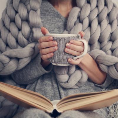 Pături pufoase pentru nopți friguroase: 7 propuneri delicate