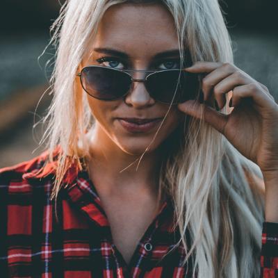 Cămașa în carouri de inspirație britanică este la modă