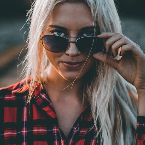 Cămașa în carouri de inspirație britanică este la modă