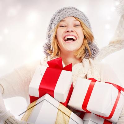 Cadouri pentru bucurestenii care vin sambata in magazinele Secom deghizati in Mos Craciun