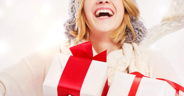 Cadouri pentru bucurestenii care vin sambata in magazinele Secom deghizati in Mos Craciun