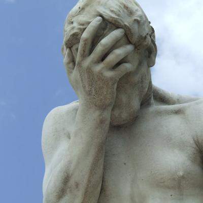 Nimeni nu te critică atât de dur pe cât o faci tu. Cum faci să vorbești mai blând cu tine?