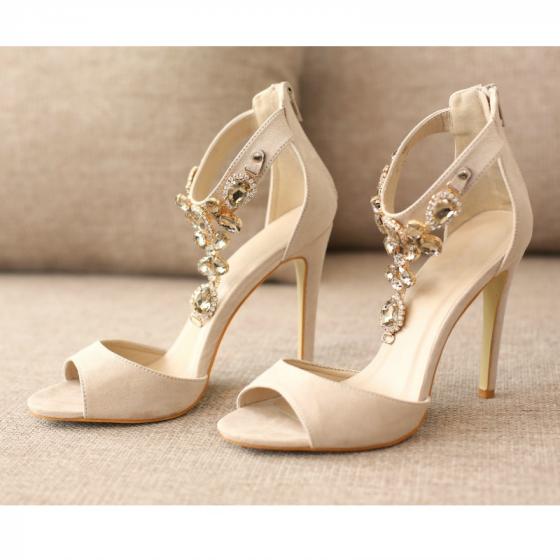 Sandale decorate cu accesorii tip bijuterii: pentru tinute originale