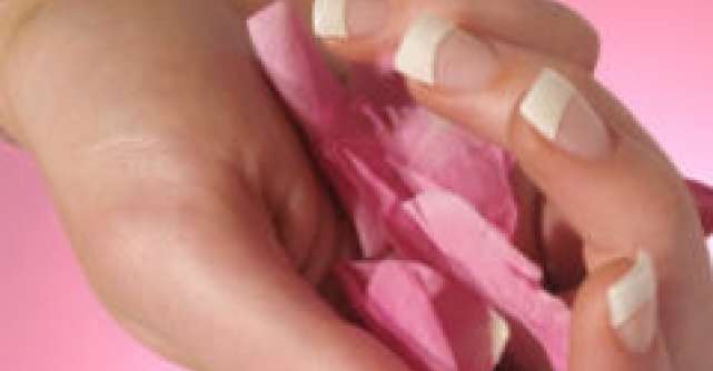 Cum poti ingriji unghiile fragile in mod natural