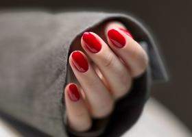 Mâini mai tinere? Secretul stă în alegerea corectă a nuanței lacului de unghii