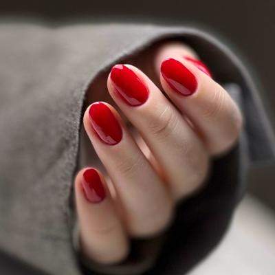 Mâini mai tinere? Secretul stă în alegerea corectă a nuanței lacului de unghii