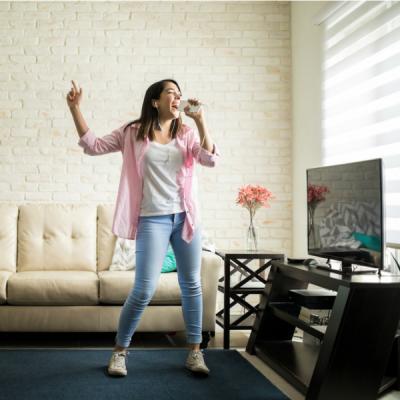 4 activități distractive pe care le poți face de una singură acasă