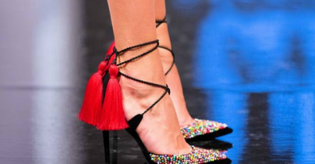 In aceasta vara se poarta sandalele in culori dulci si pastelate