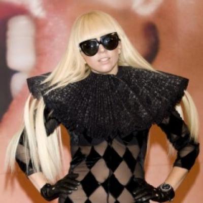 Video: Gaga socheaza in cel mai straniu mod