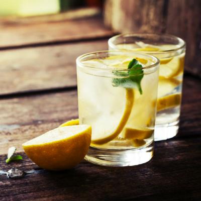 Care sunt beneficiile consumului de apa cu lamaie
