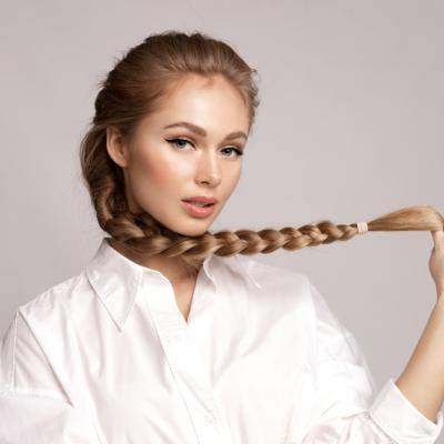 Împletiturile sunt soluția 3-în-1! Află cum să atragi atenția, să completezi ținuta și să-ți protejezi părul simplu și ușor